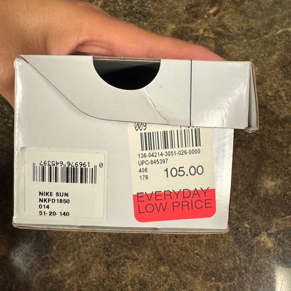 NEW Nike Women’s Sunglasses - Picture 2 of 4